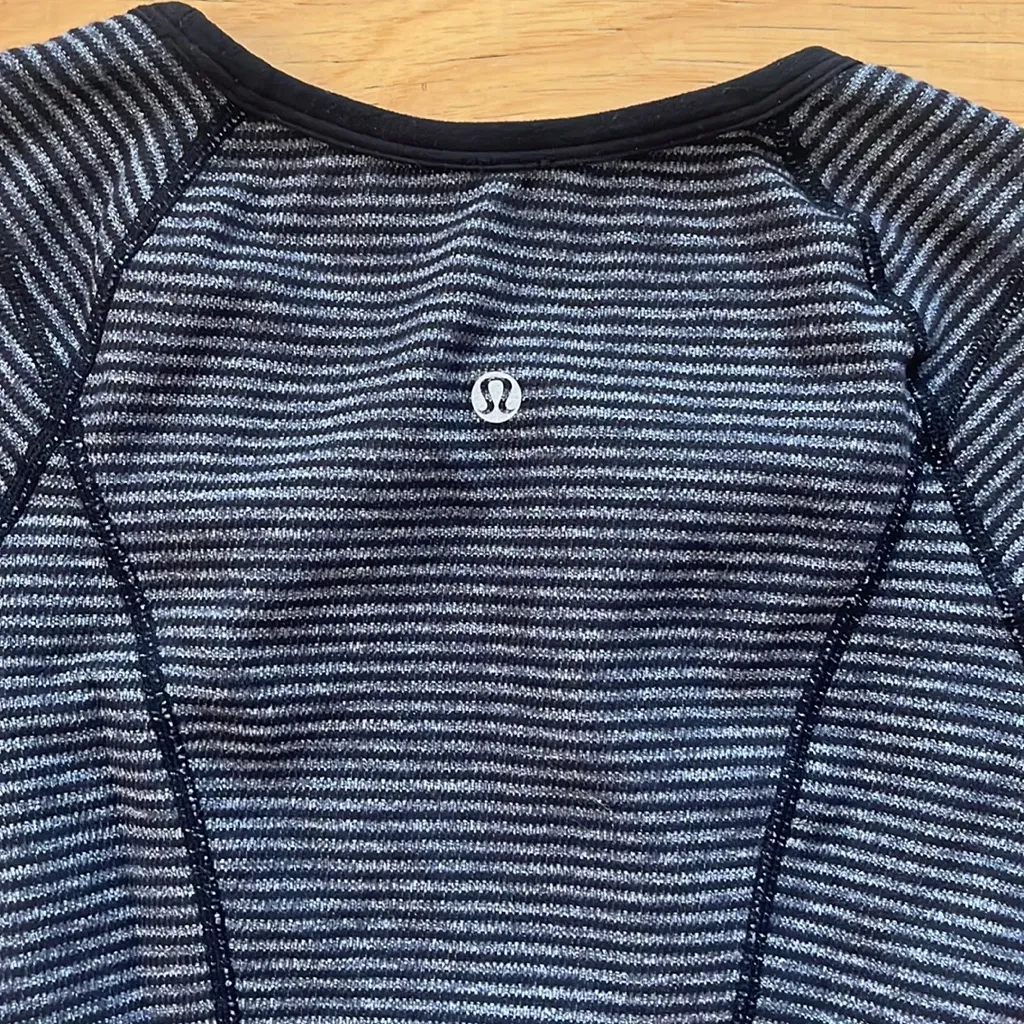 lululemon Reversible Rulu Long Sleeve Tee Top | Size 4 | EUC - Image 6