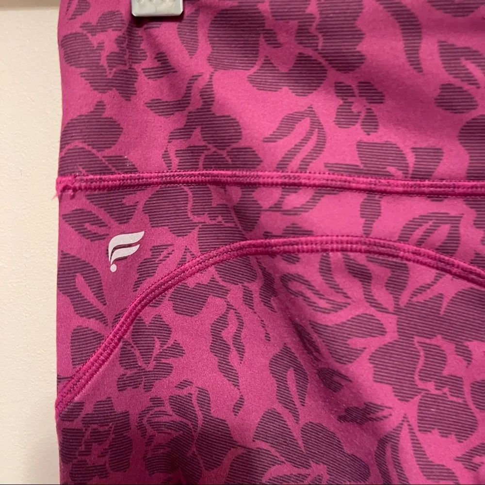 Fabletics Mid-Rise Printed PureLuxe Capri in Primrose Raspberry Size Medium - Image 5