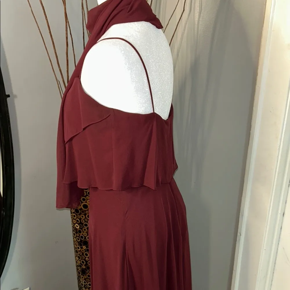 Elegant Burgundy Evening Gown - Image 7