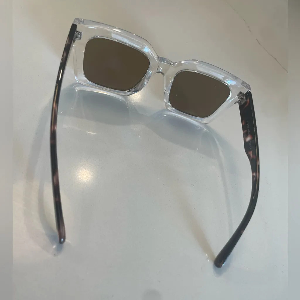 Square Sunglasses in Clear Acetate with Brown/Grey Lenses and Tortoiseshell Arms - Image 5