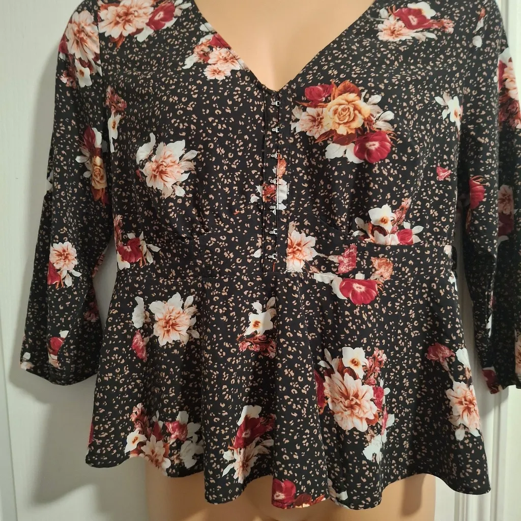 Torrid Sz 0 Floral V-Neck Women's Top - Image 9