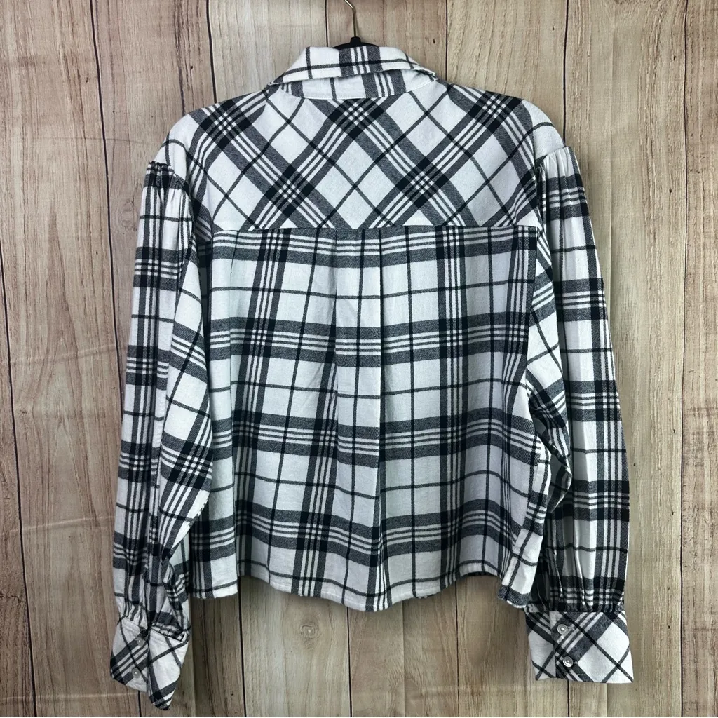 BP Cropped Black and White Plaid Button Down Flannel Shirt - Image 6