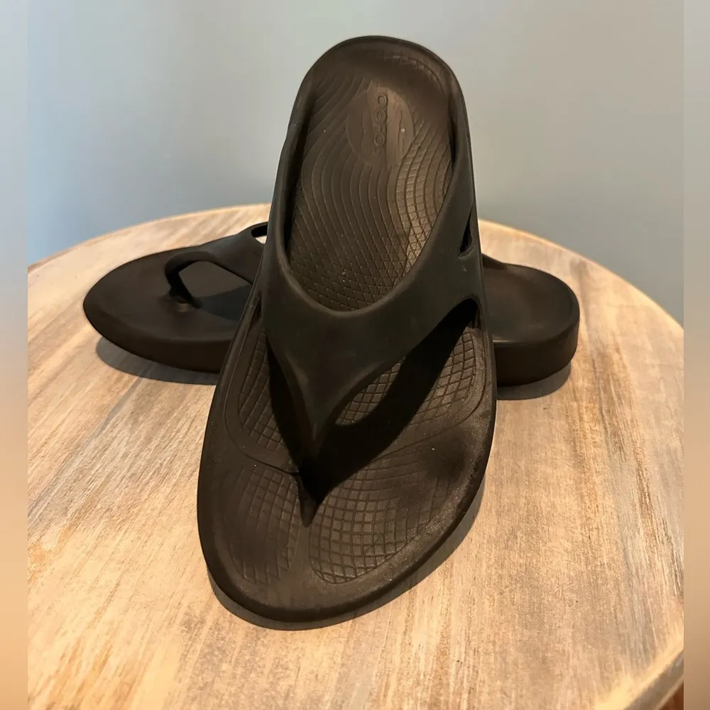 OOFOS original black sandal Unisex Men’s 5 Women’s 7 - Image 2