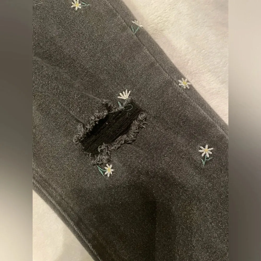 TINSELTOWN High Rise Daisy embroidered Mom Jeans - Image 3