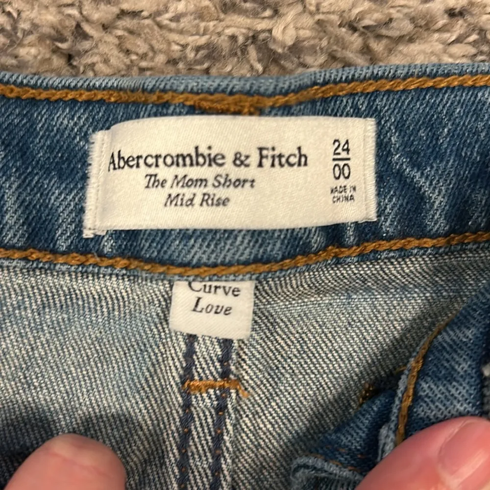 Abercrombie & Fitch Mom shorts mid rise - Image 3