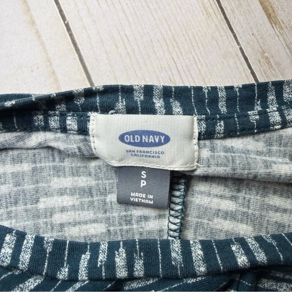 Old Navy  Blue and White Patterned Blouse - Image 3