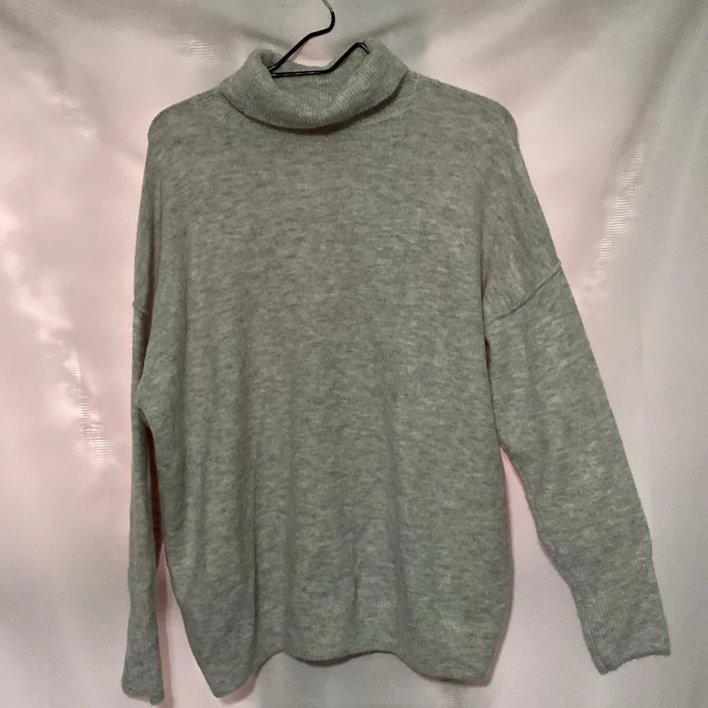 Vince Camuto Light Gray Cowl Neck Sweater Wo size Medium  OVERSIZED SOFT CLEAN - Image 9
