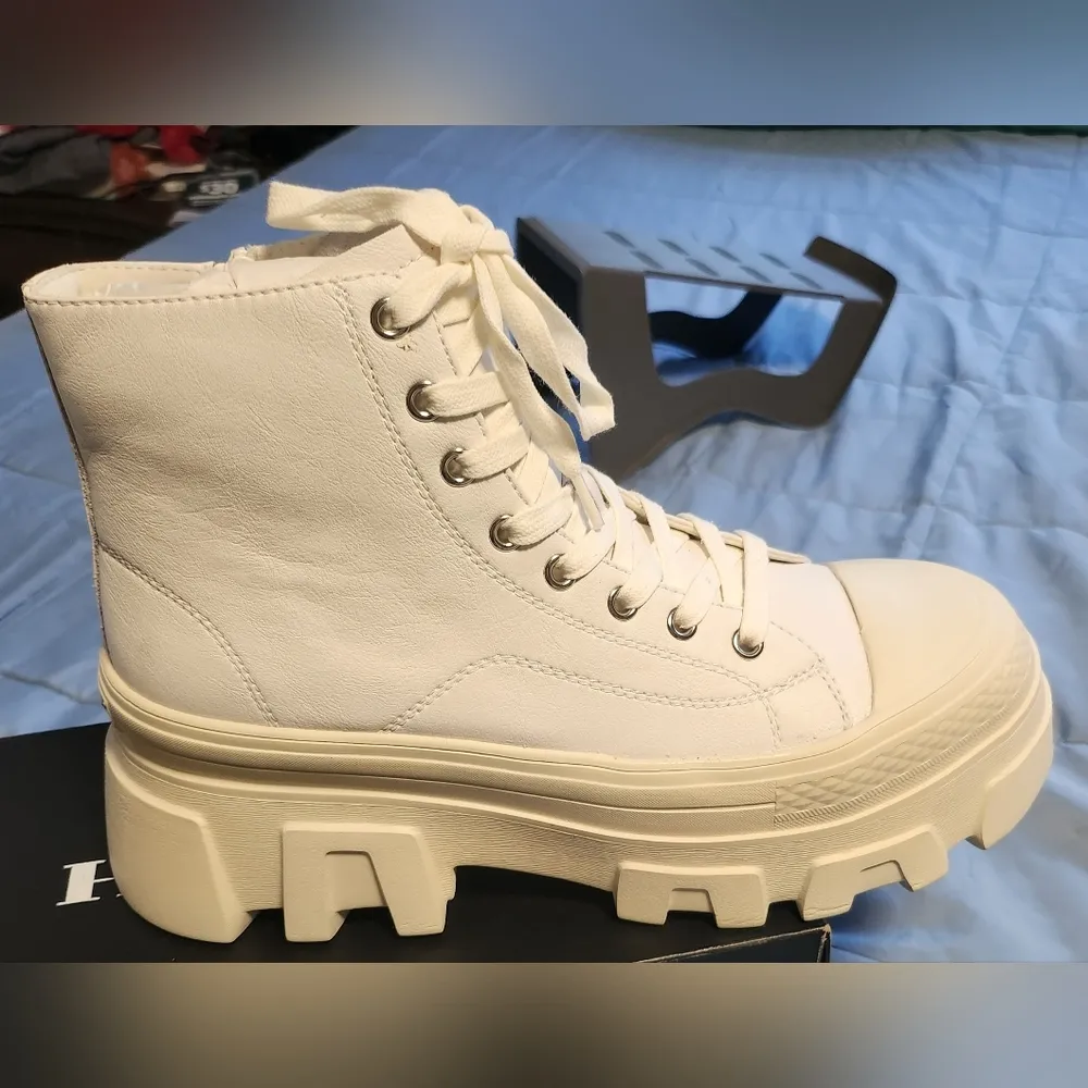 NWT  Sutton White Leather Boots Size 9. - Image 2