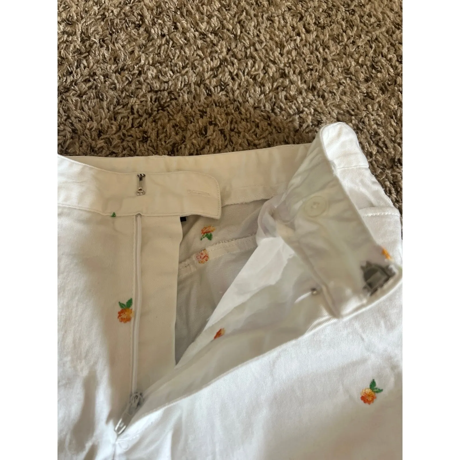 Rafaella Women's White‎ with embroidered flowers capris size 4 - Image 6