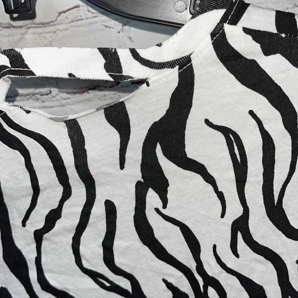 🎉Sale🎉N: Philanthropy Zebra Short Sleeve Shirt Sz Small - Image 10