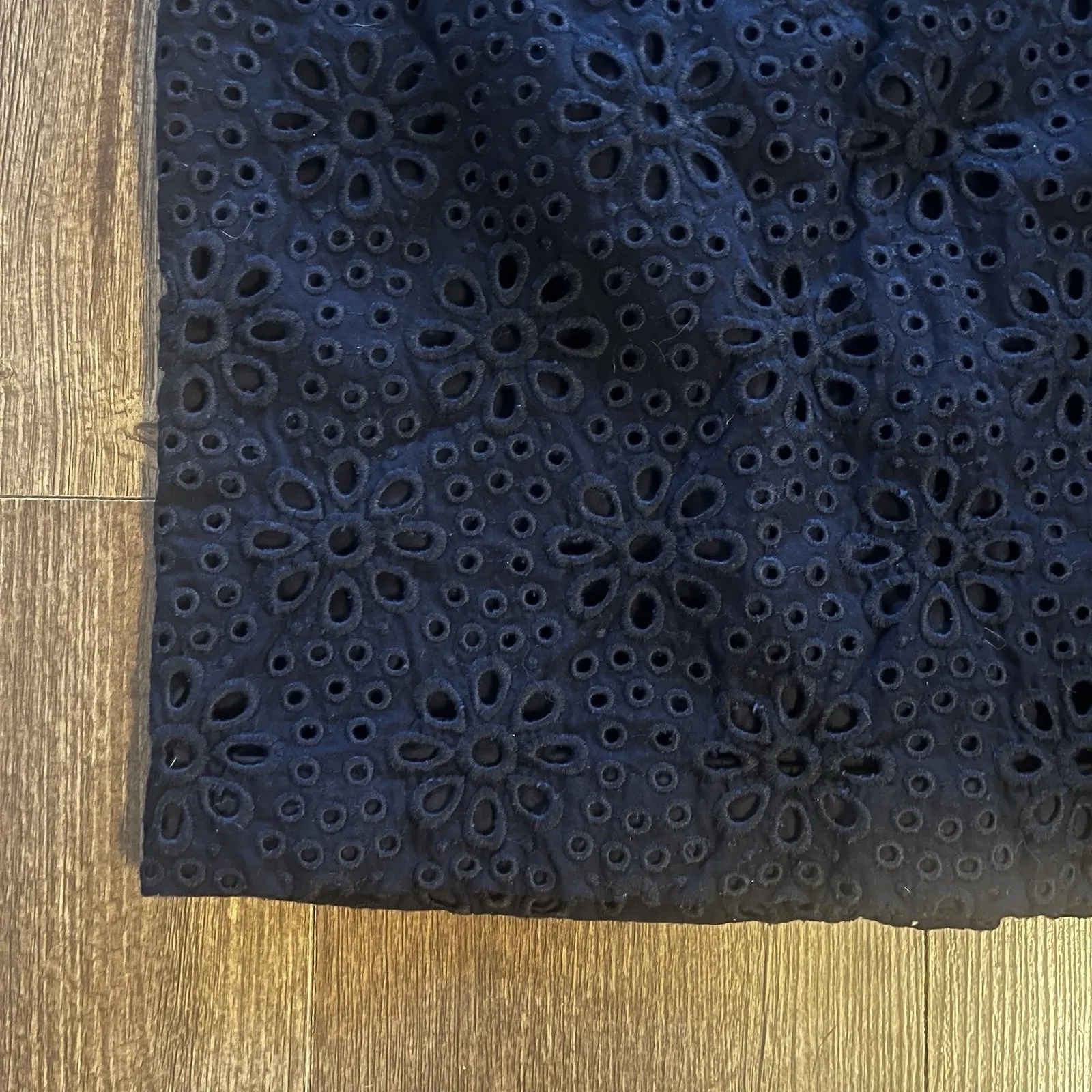 J Crew Woman's Size 4 No 2‎ Pencil Skirt in Navy Blue Eyelet Floral Kick Pleat - Image 2