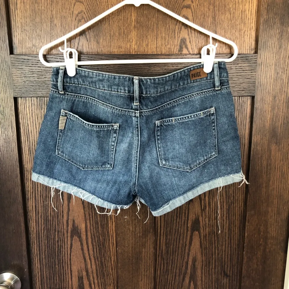 Paige jimmy jimmy distressed medium wash jean shorts size 26 - Image 3