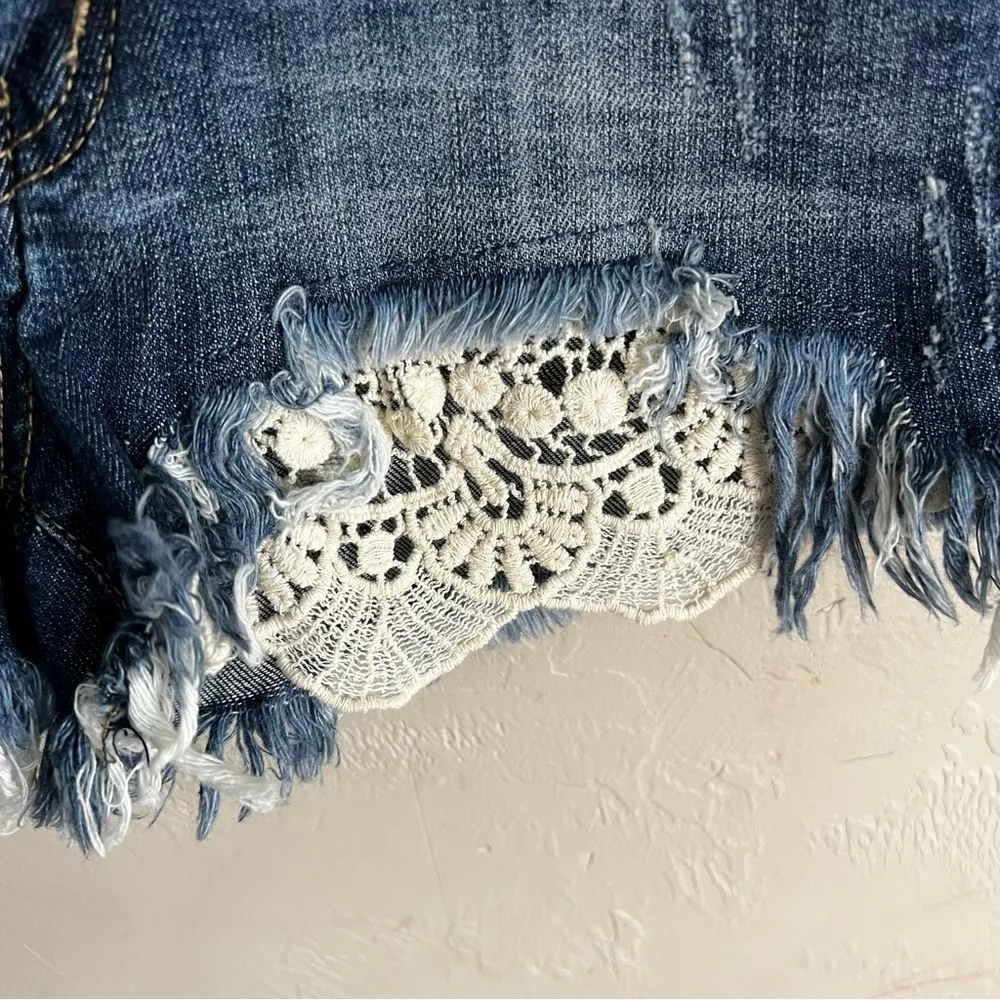 Special‎ A Distressed Raw Hem Bootie Denim Shorts - Image 4