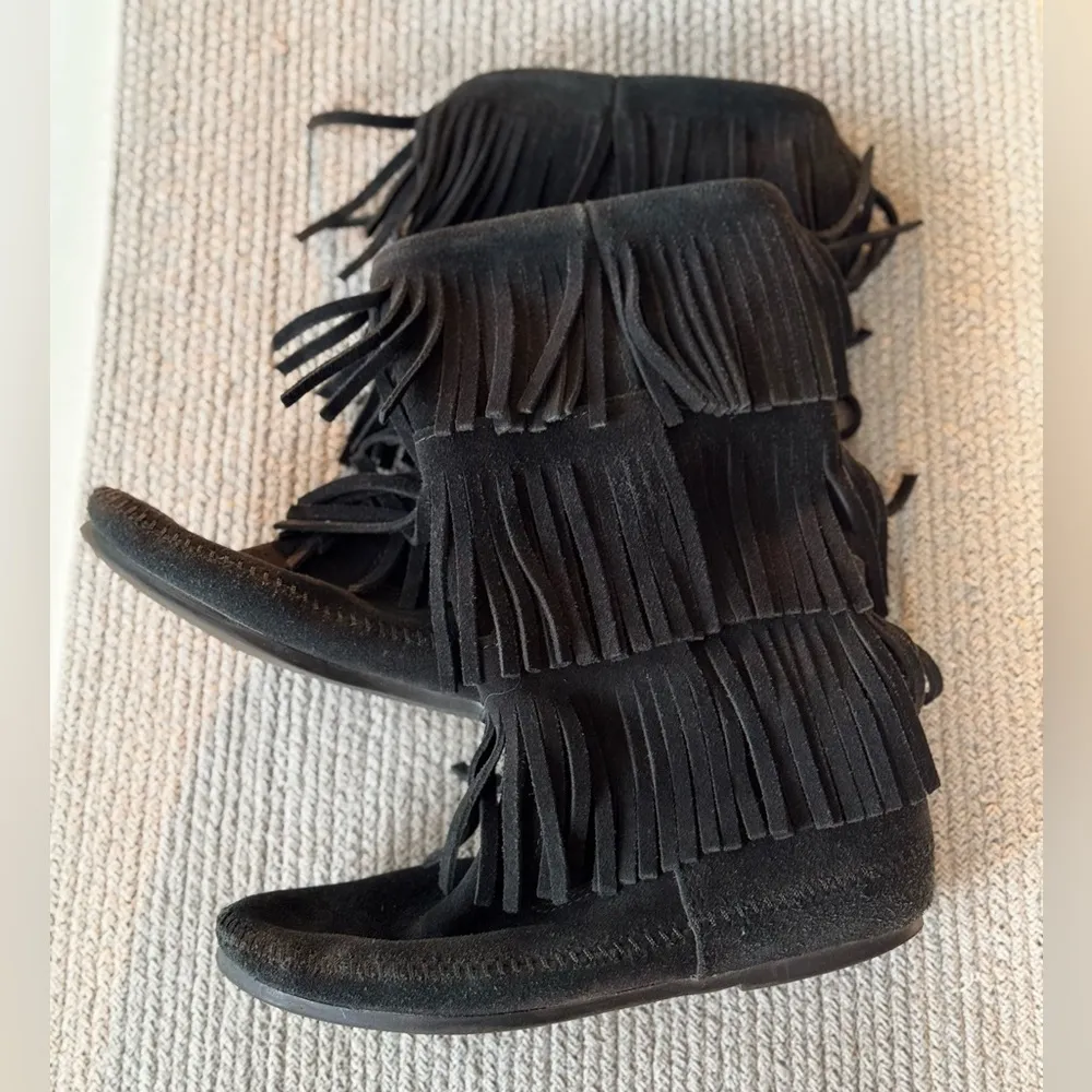 Minnetonka 3-Layer Fringe Boot Black Genuine Suede Fringe Moccasin Boots Size 9 - Image 7