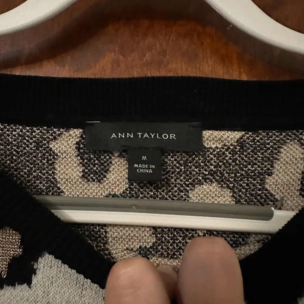 Ann Taylor Ombre Leopard Sweater Medium - Image 4