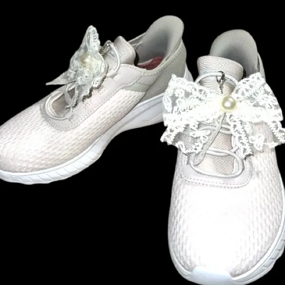 Cute as a button cream lace bow shoe clips! Size undefined - Image 6