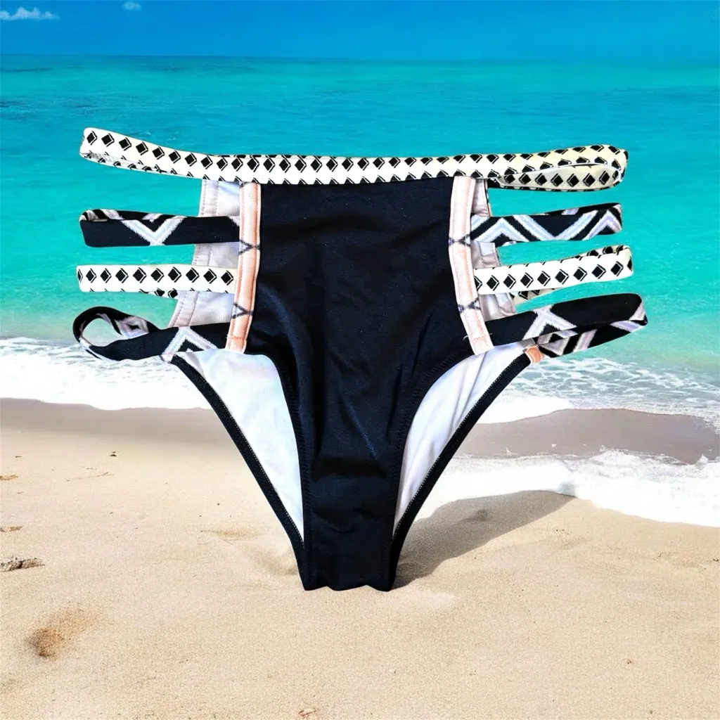 VICTORIA’S SECRET Aztec design, strappy bikini bottoms, size S/P - Image 3