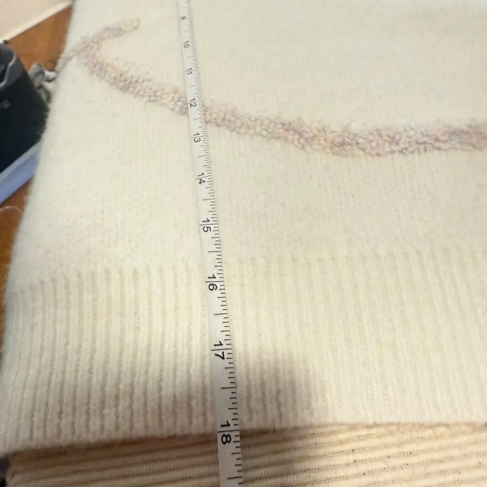 Storia White Crew Neck Sweater with Fuzzy Accents - Image 3