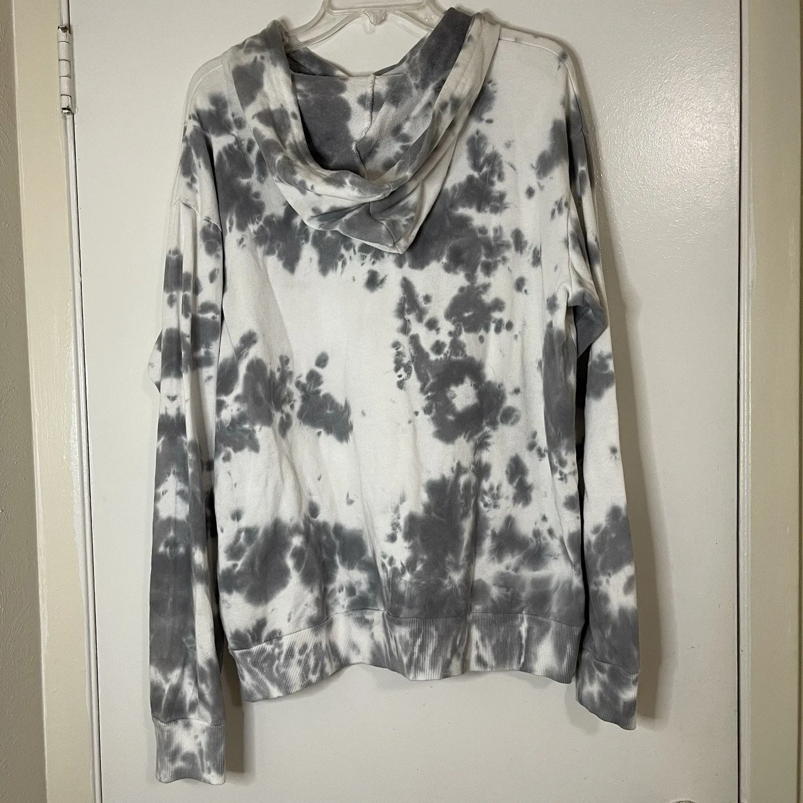 Caution to the wind tie dye gray white pullover sweatshirt hoodie size medium - Image 4