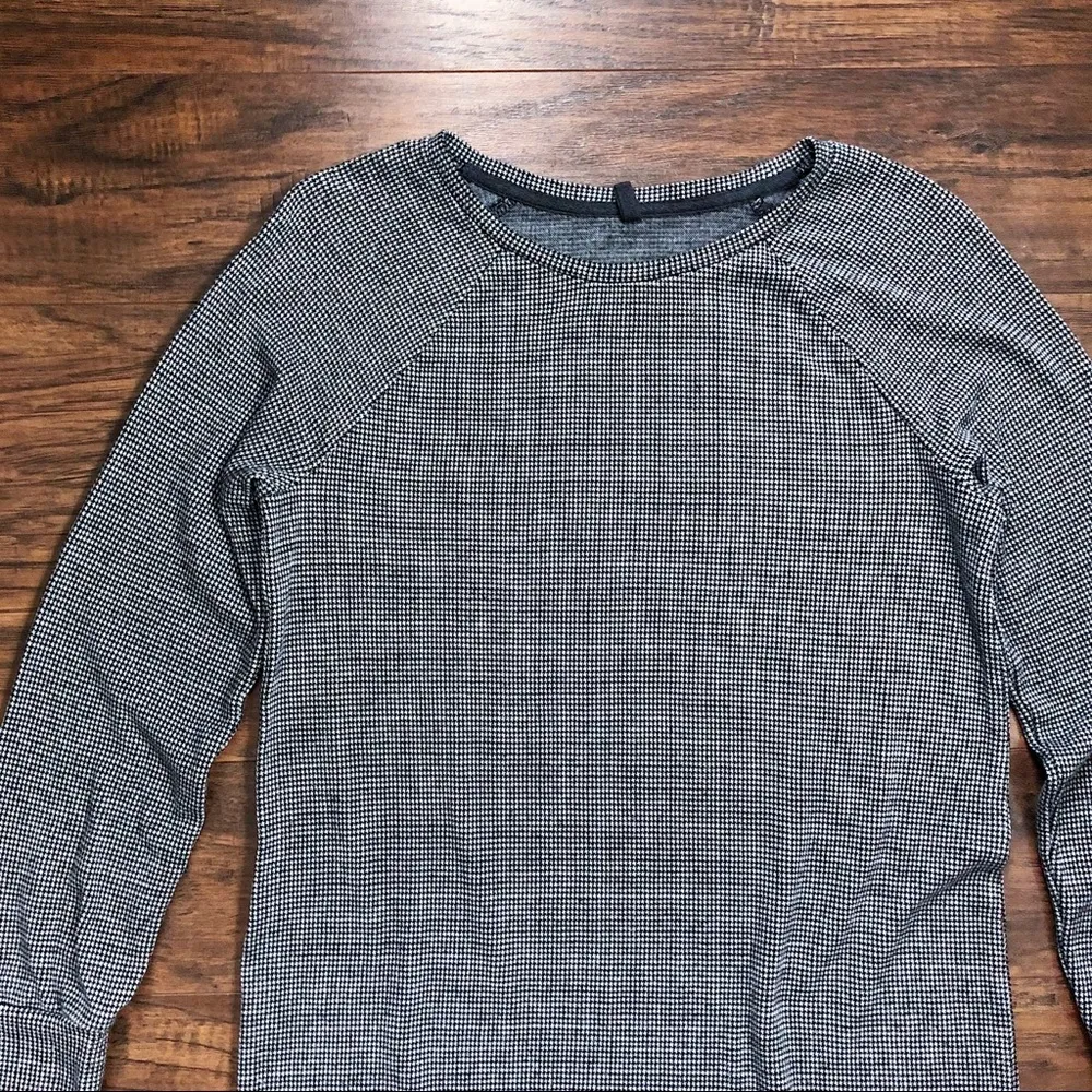 Lou & Grey • houndstooth sweatshirt dress mini Signaturesoft knit black white - Image 4