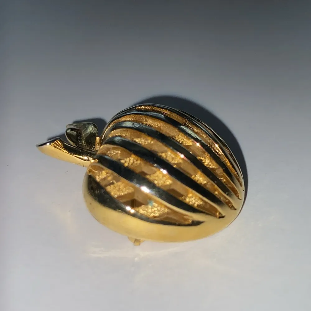 Vintage Trifari Gold tone Striped basket weave Apple Brooch pin golden apple - Image 4