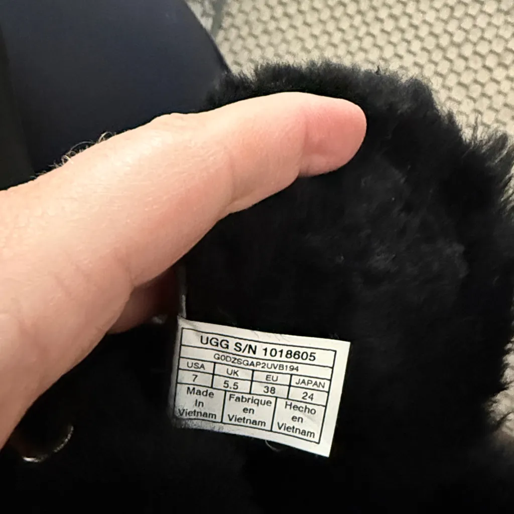 UGG Black Leather Shearling Isley Waterproof Boots Size 7 - Image 8