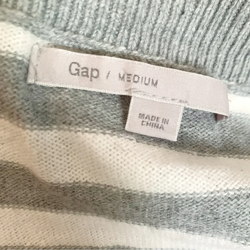 Gap Striped Lightweight Sweater V-neck Size M - Image 3