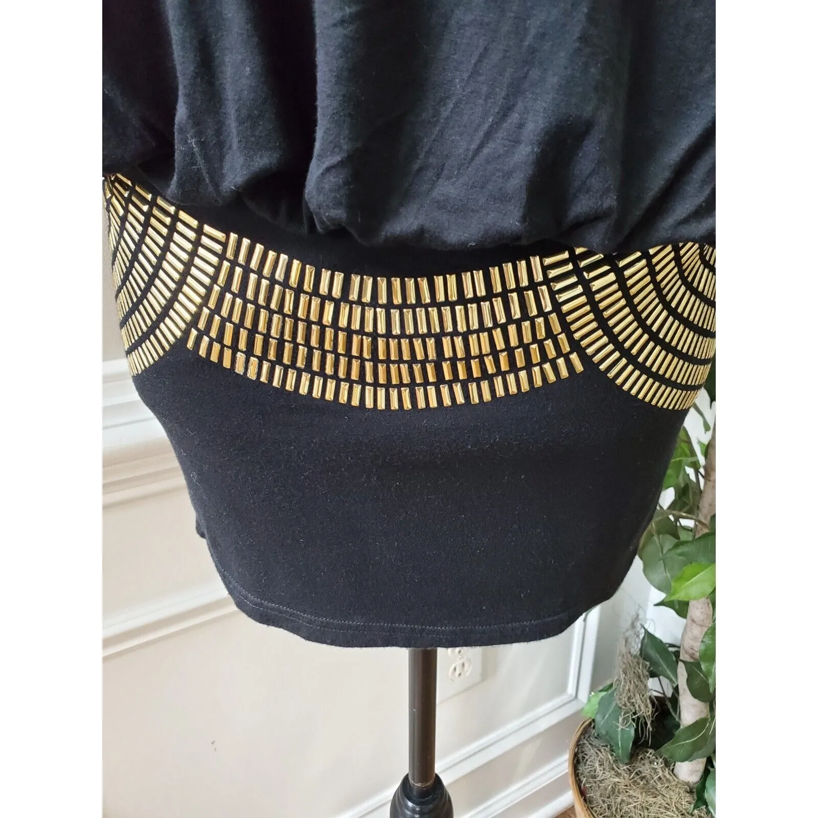 Solid Women's Black Rayon Round Neck Sleeveless Pullover Top Blouse Size Medium - Image 4