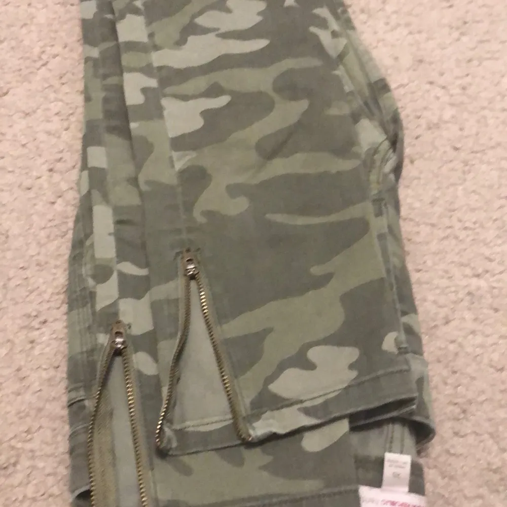 Banana Republic heritage camo skinny ankle zip - Image 4