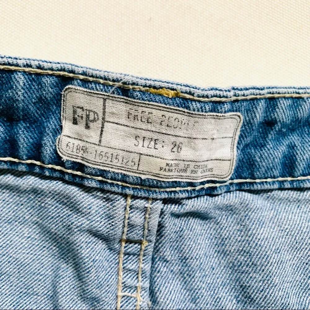 Free People Distressed Jean Shorts Denim Shorts Jorts Floral Size 26 - Image 8