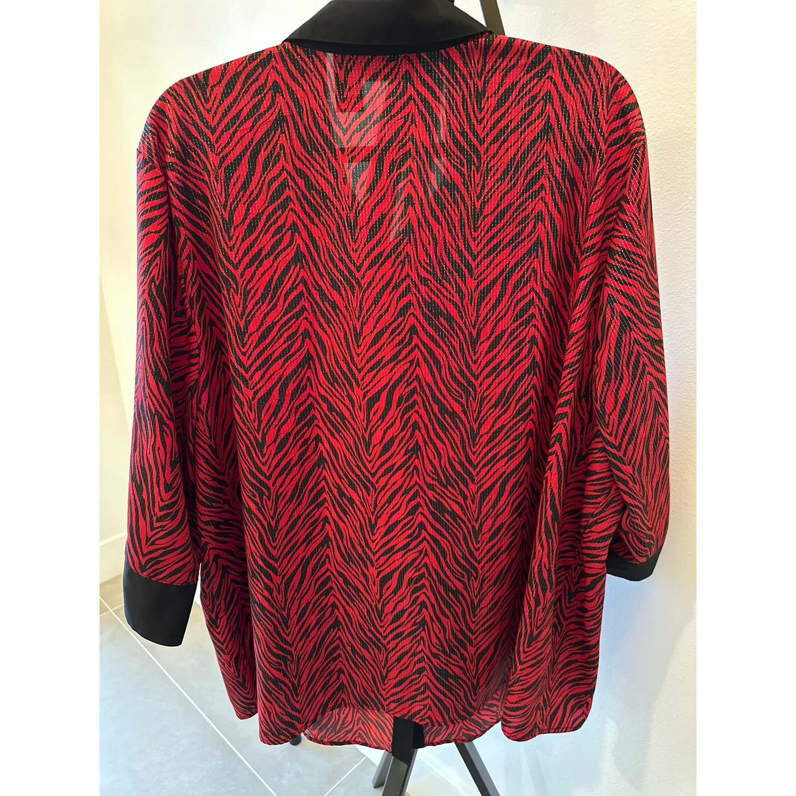 Curvy Plus 2X Maggie Barnes Red Black Animal-Striped Blouse Black Collar Cuffs - Image 7