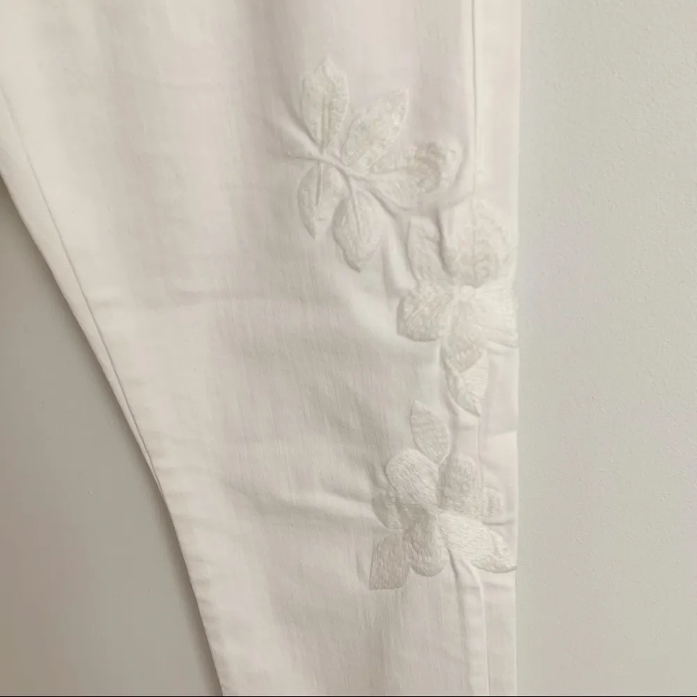 EUC CAbi Slim Boyfriend Floral Embroidery Jeans Style 5490 Size 0 - Image 5