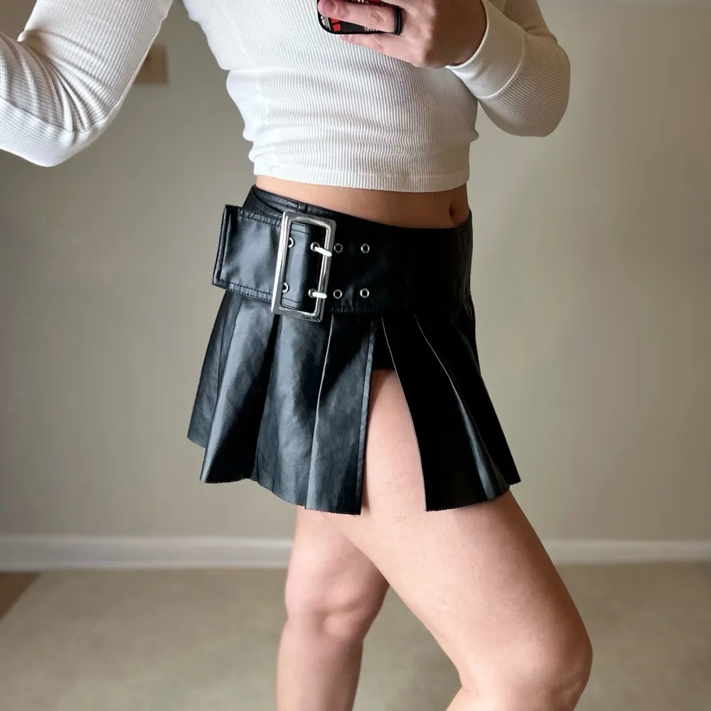 SHEIN Black Faux Leather Skater Mini Skirt with Pleats - Image 2