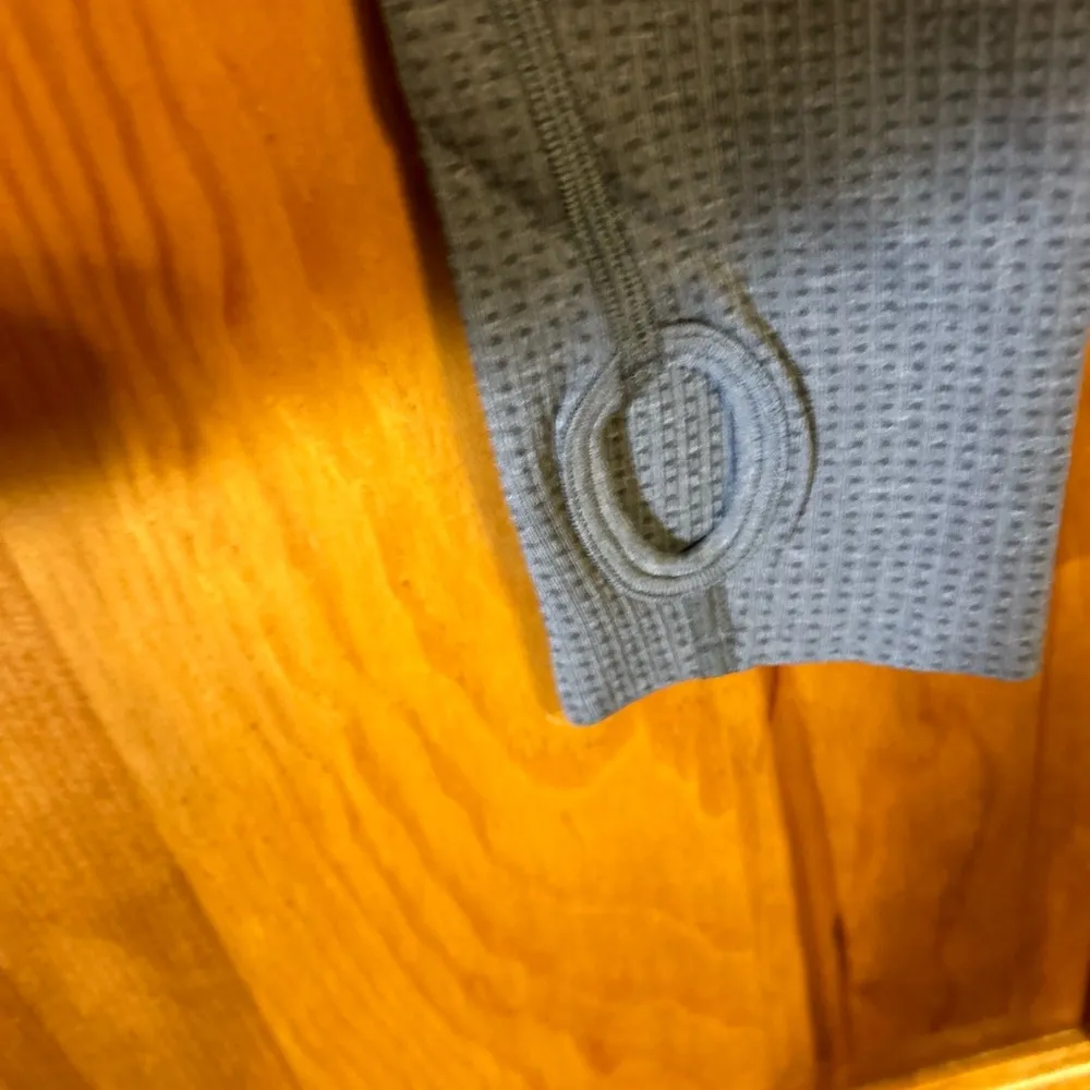Gymshark Seamless Gray Long Sleeve W/Thumb holes Cropped Size Lg-EUC - Image 4