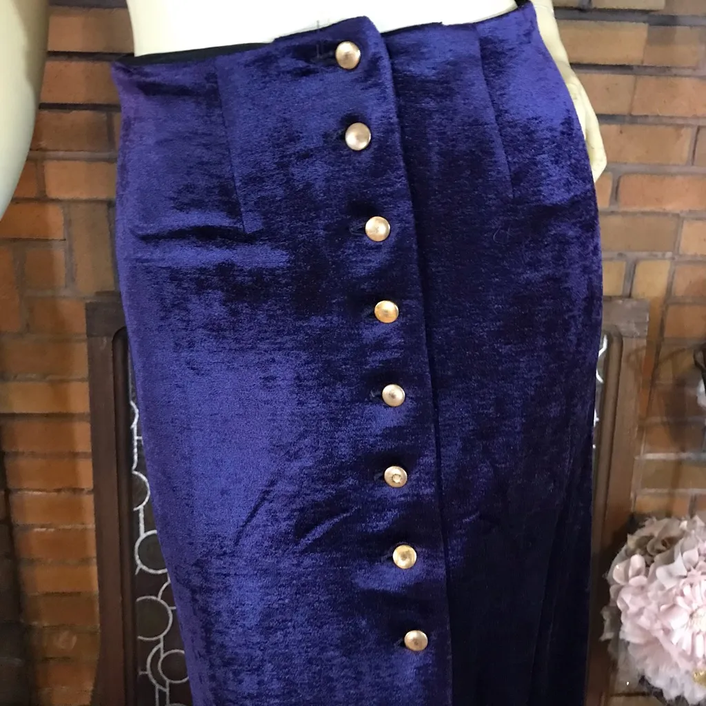 VINTAGE CIRCA 1980'S CRUSHED VELOUR PURPLE BUTTON DOWN TOP AND SKIRT SET (XS) - Image 7