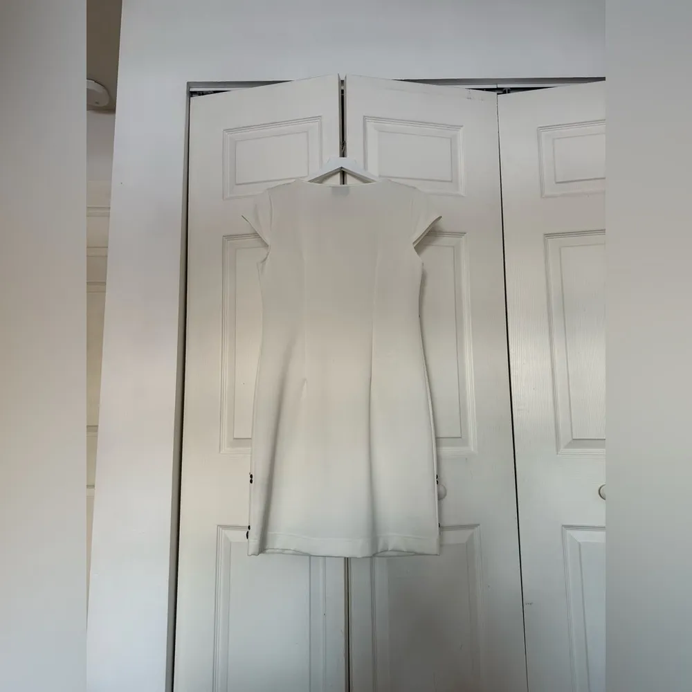 Beige by Eci Off White Cap Sleeve Dress with Bronze Beads Gemstones Size 10 - Image 6