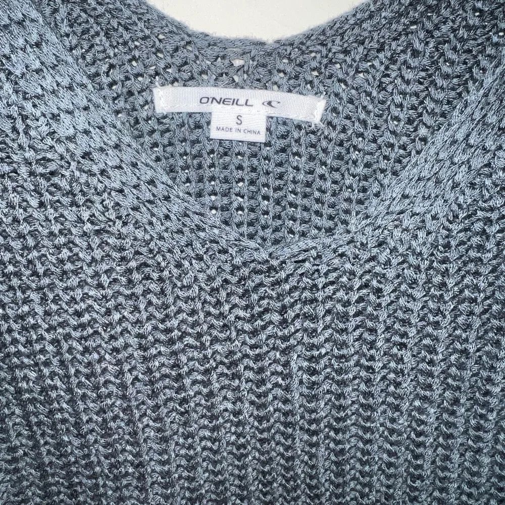 NWOT O’Neill Dorie Sleeveless V-Neck Sweater in Slate Gray Size Small - Image 4