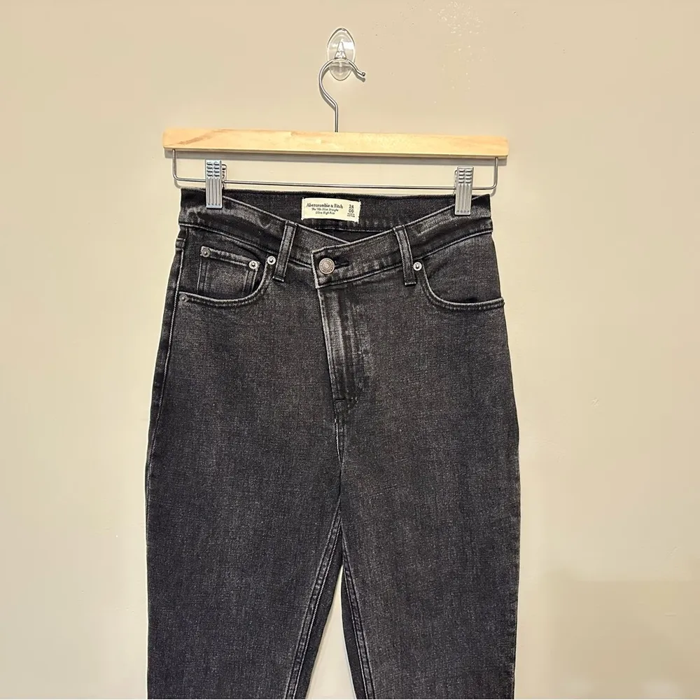 Abercrombie Ultra High Rise 90s Slim Straight Jean Crossover Waist - Black 24 - Image 3