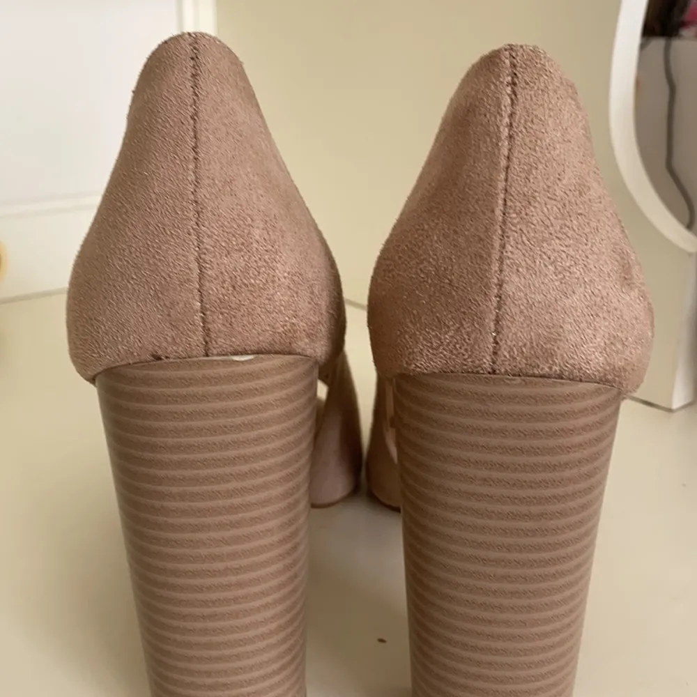 Penny loves Kenny wood heel slip on sandals. - Image 4