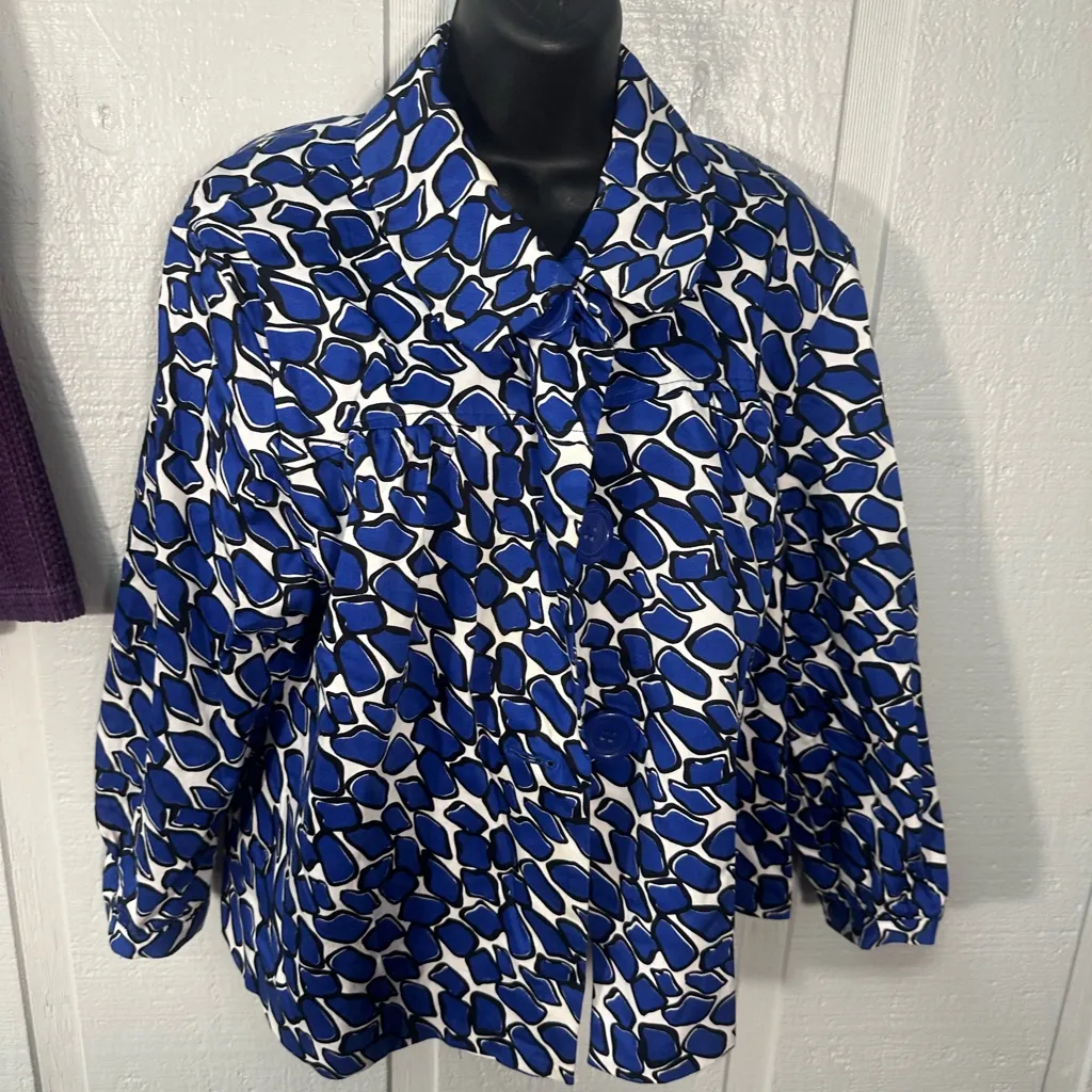Sandro  Blue and White Print Women’s Big Button  Blazer Size 1X EUC - Image 2