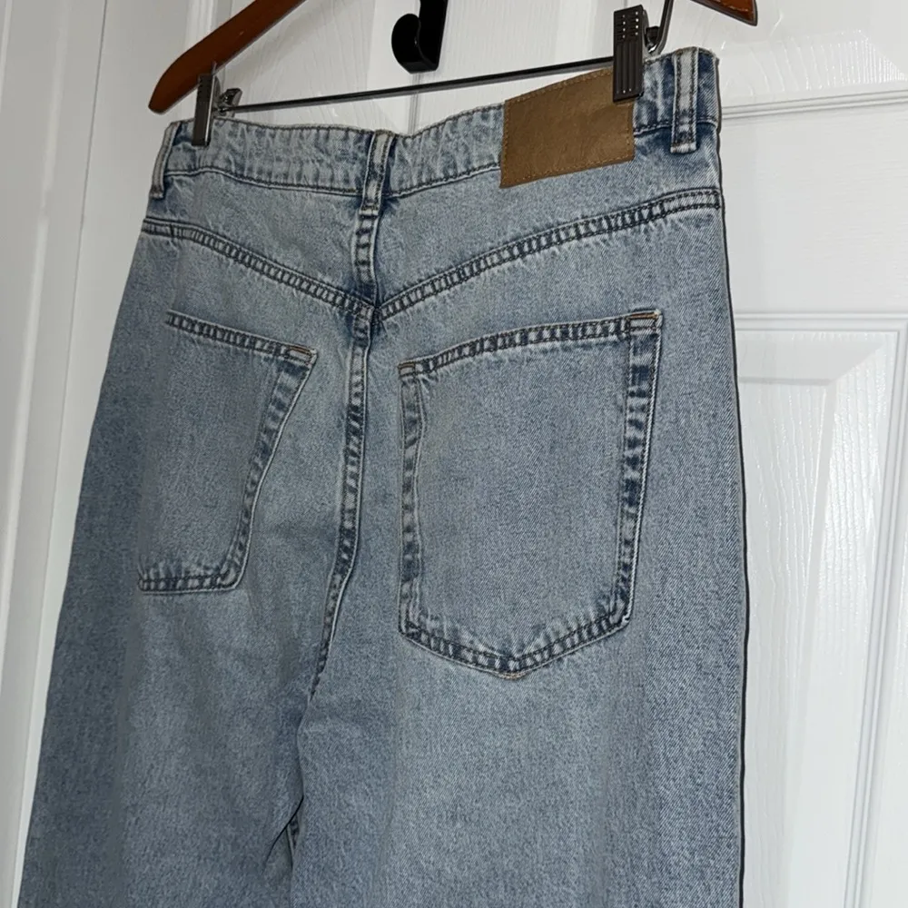 H&M Divided Women's light wash denim wide leg Jeans US 10 LIKE NEW - Image 9