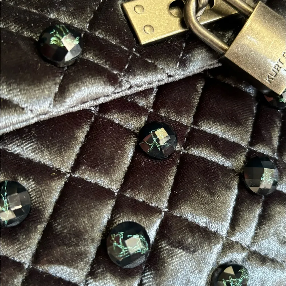 Authentic KURT GEIGER LONDON Velvet magnetic closure convertible Crosby/shoulder - Image 7