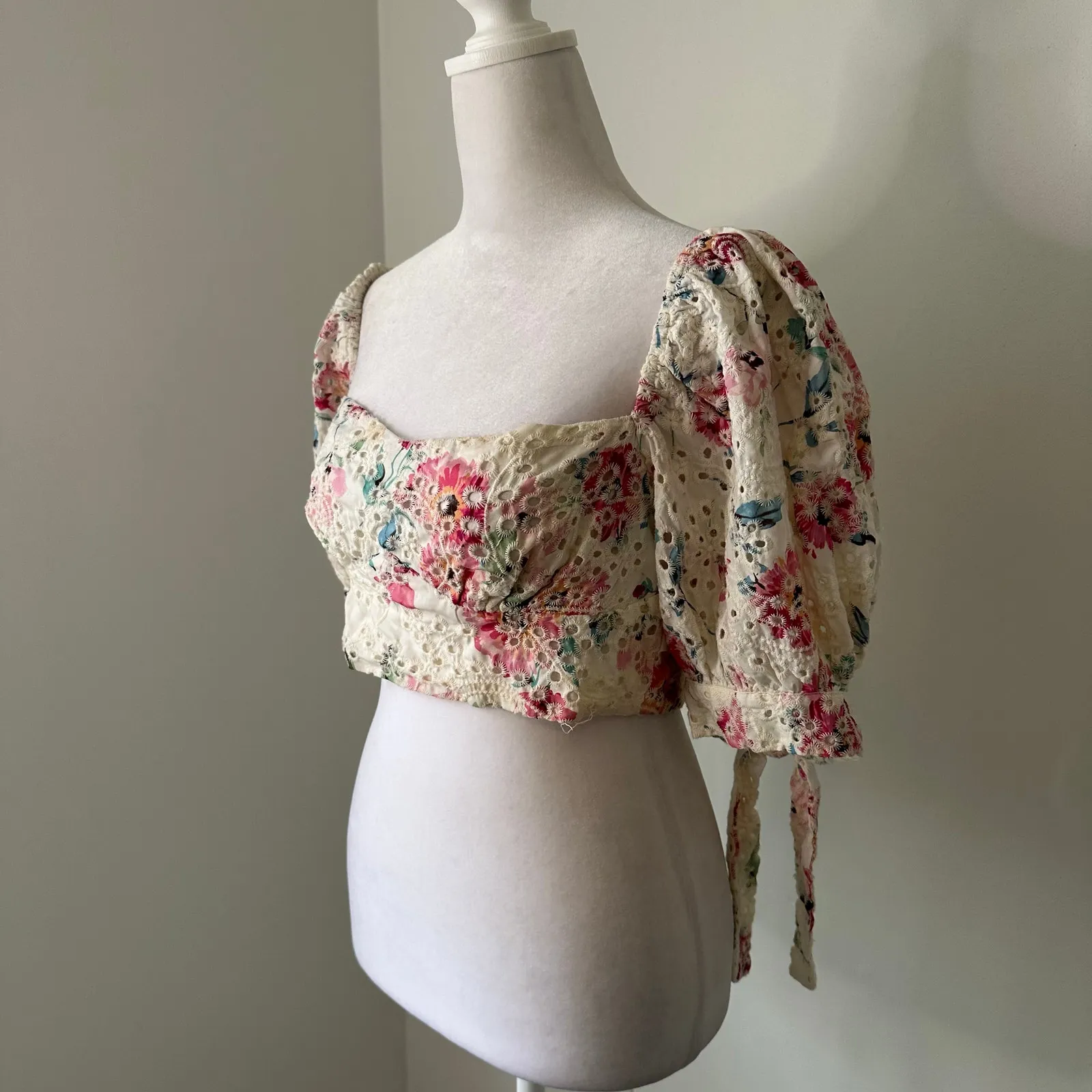 Showpo. cream floral eyelet off the shoulder crop top size 6 Pink - Image 3