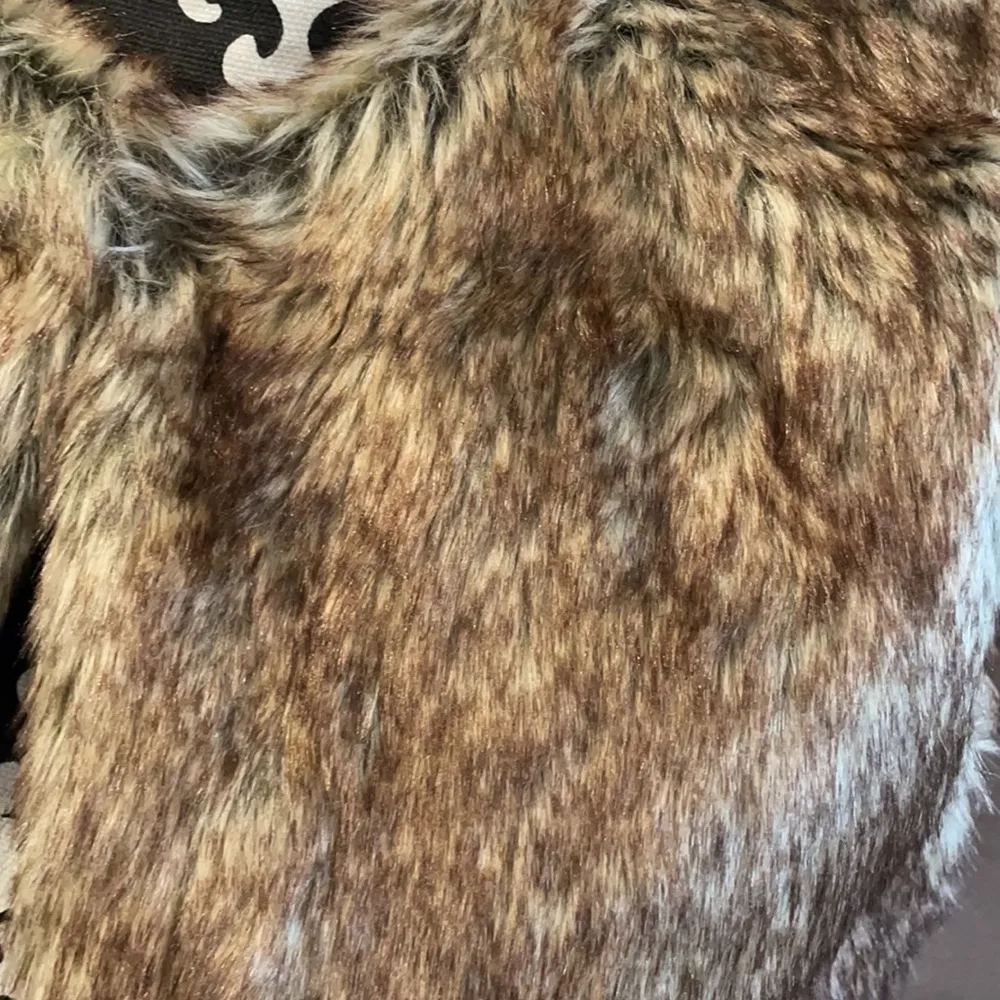 NEW WITH TAG GLAMSIA Beige & Brown Faux Fur Vest Size Medium - Image 2