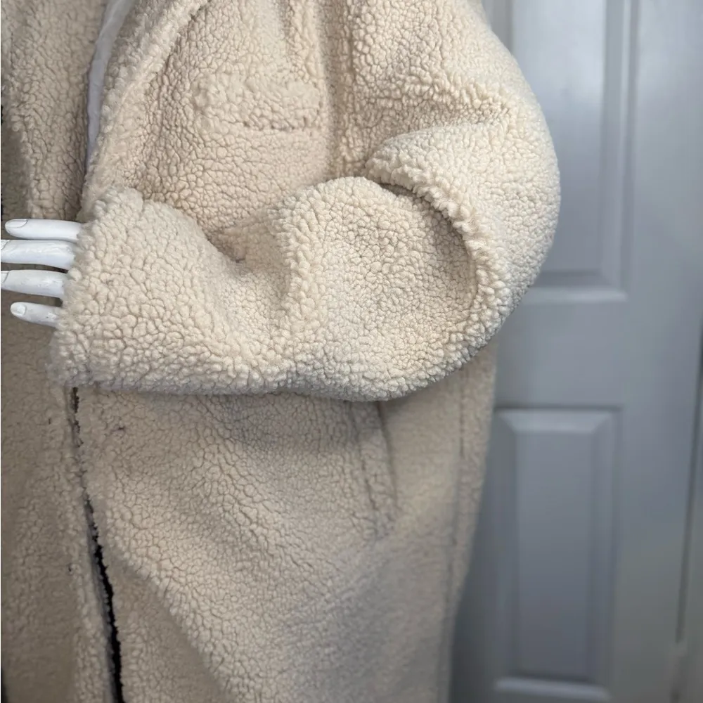 This is a Reason Brand Women's Faux Fur Cozy Teddy Size 3XL Oversized Coat. - Image 4