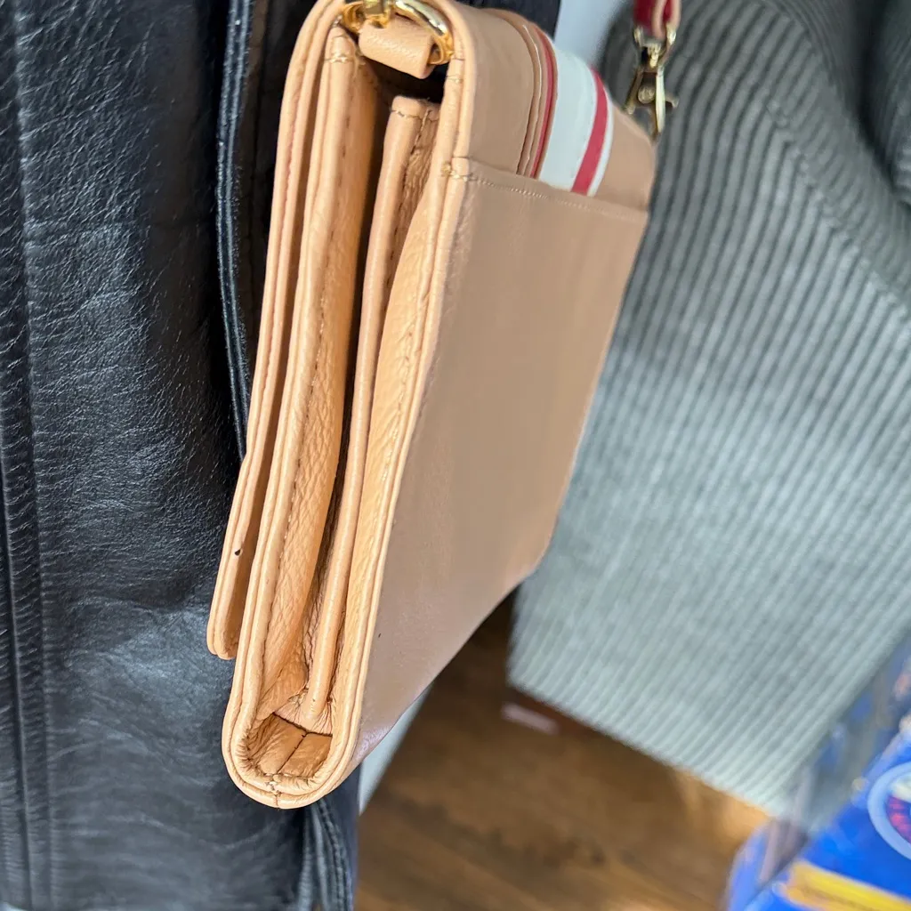 VINTAGE EMMA FOX LEATHER HAND BAG

Est - Image 5