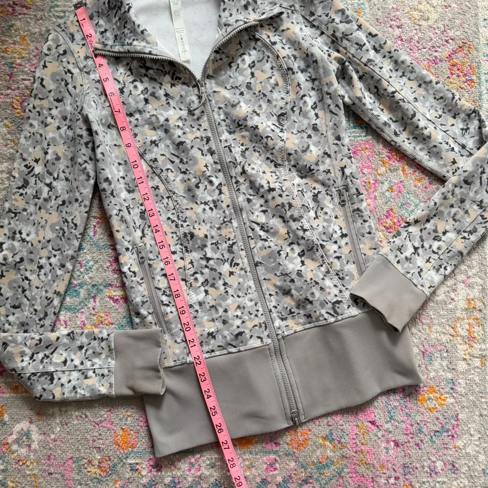 Lululemon Nice Asana Grey Beige White Camo Print Full Zip Jacket Women’s Size 6 - Image 6