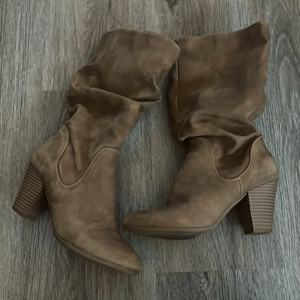 Francesca’s Tan Slouchy Heeled Boots Size 6 Medium - Image 9