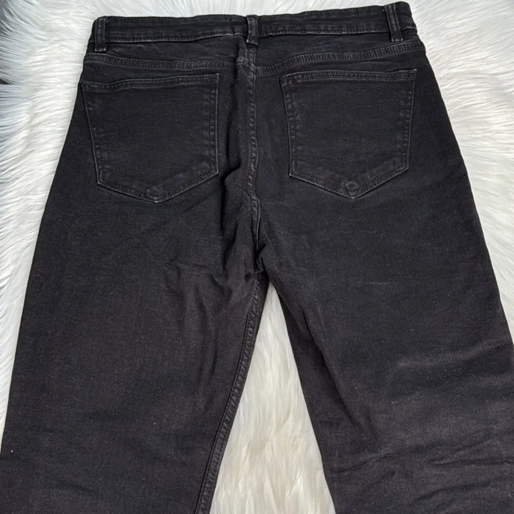 Zara Black High Rise Cropped Jeans - Image 6