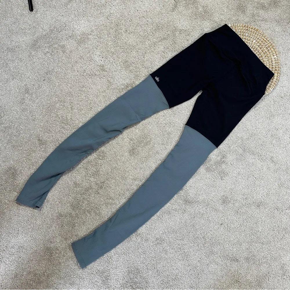 ALO Yoga Women’s High-Waist Goddess Ribbed Leggings In Black/Concrete Size M - Image 7